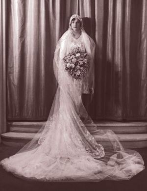 vintage wedding dress 1920s - 1920s wedding via getty-images-20s-bouquet.jpg